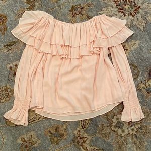 ⭐️ NWOT ⭐️ Gianni Bini gorgeous light peachy pink off the shoulder ruffle top XS